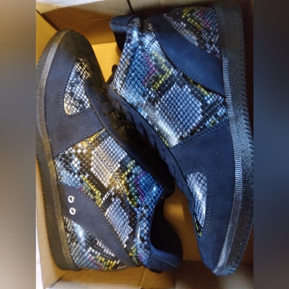 True Craft Navy/Multi color snake patten Size 8.5 Women's shoe